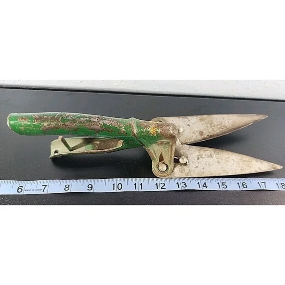 Vintage 1950's Doo Klip Grass Cutting Shears Green Lewis Mfg. Co.